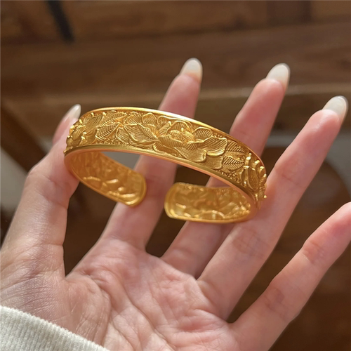 新中式宽版轮胎牡丹花手镯女錾刻古法雍容华贵手环黄金色开口镯子