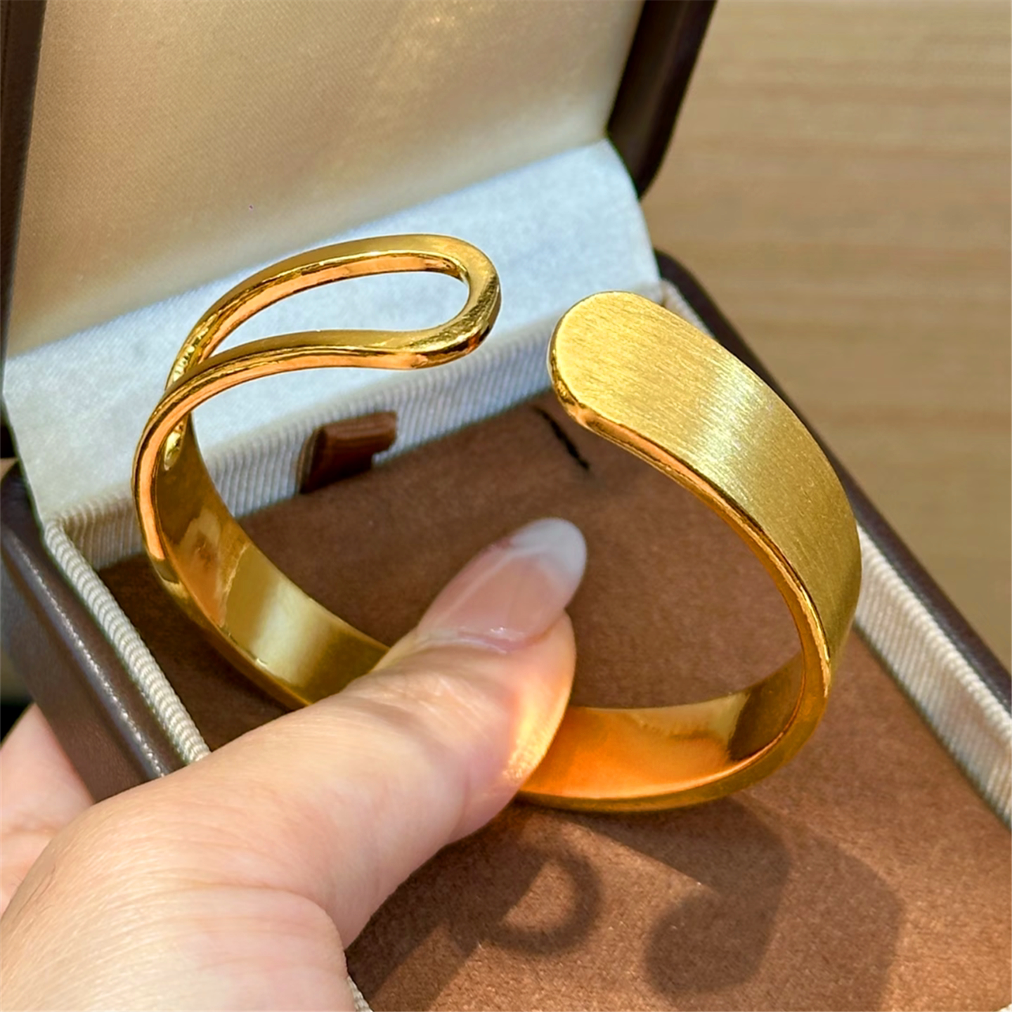 仿真黄金色拉丝双线镂空半窗开口手镯女极简几何老钱风可调节手环