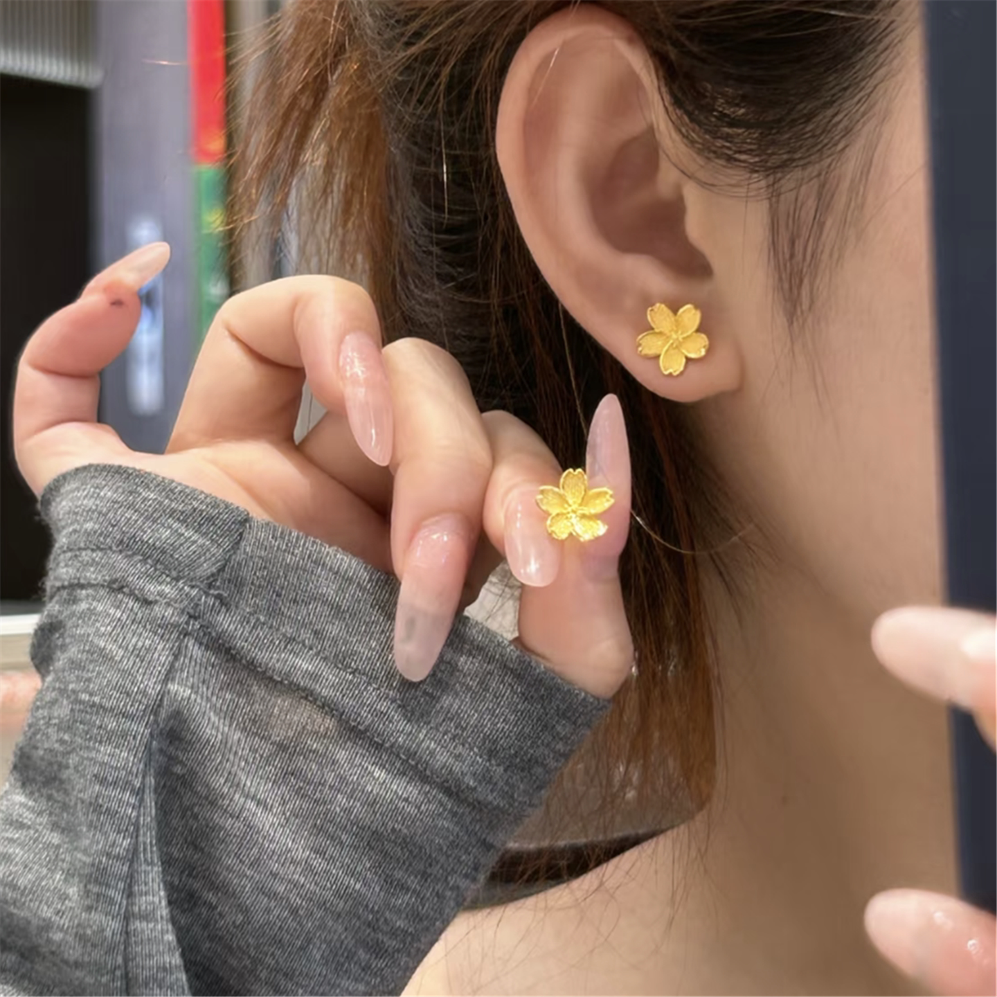 精致小巧超好看黄金色樱花耳钉女图片