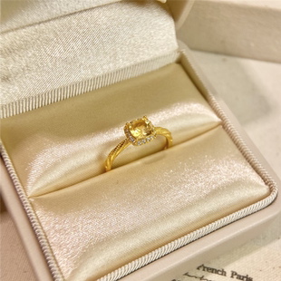 仿黄金色镶嵌碎钻黄水晶小方糖戒指女活口可调节几何方形闪耀钻戒