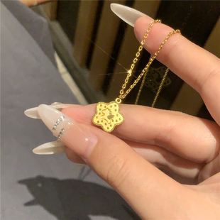 仿黄金色点钻小飞马星星吊坠项链女2026新款五角星饼干小马锁骨链