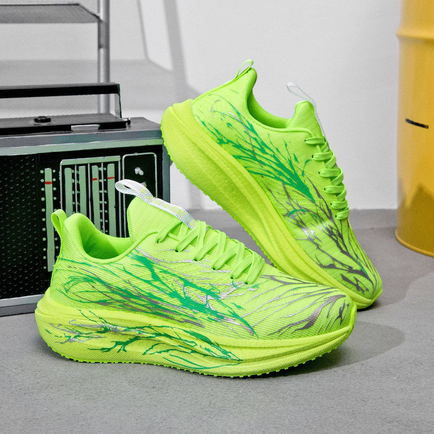 2025新款轻便软底高弹跑步鞋男防滑耐磨夜光马拉松竞速跑鞋情侣