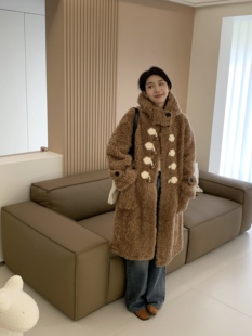 卢西西｜御寒神器～时髦牛角扣保暖羊毛长款连帽皮毛一体大衣外套