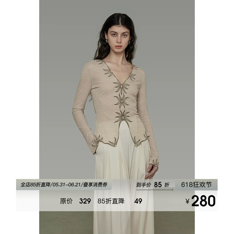 UNSPOKEN复古刺绣V领修身针织衫女款2026春季新款设计感显瘦上衣
