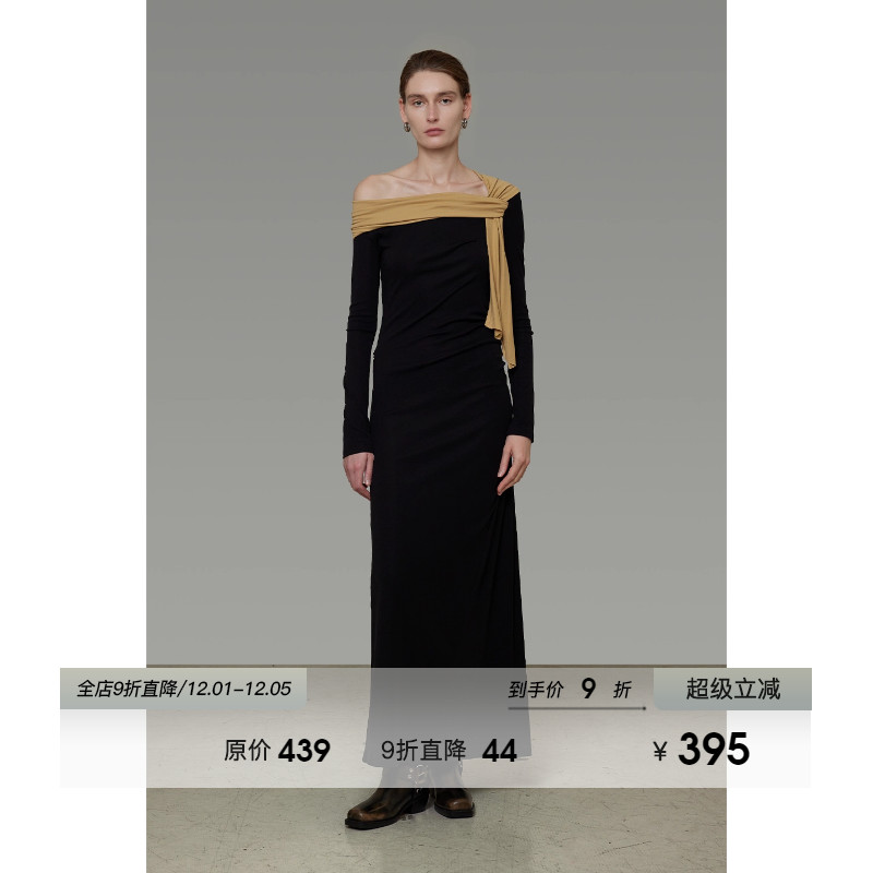 UNSPOKEN撞色斜肩针织连衣裙