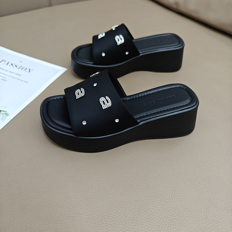 黑色厚底小个子外穿拖鞋女2025夏新款一字拖时尚简约百搭水钻凉拖