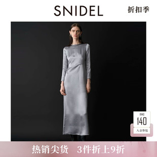 SNIDEL秋冬款优雅缎面圆领露背中长款长袖连衣裙SWFO244113