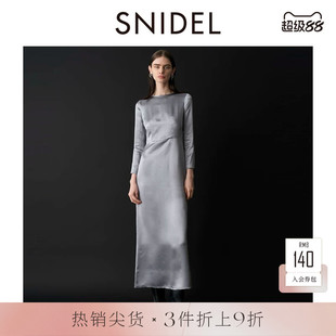 SNIDEL秋冬款优雅缎面圆领露背中长款长袖连衣裙SWFO244113