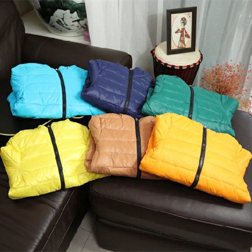 Осенняя одежда выбрала мальчиков и девочек простота