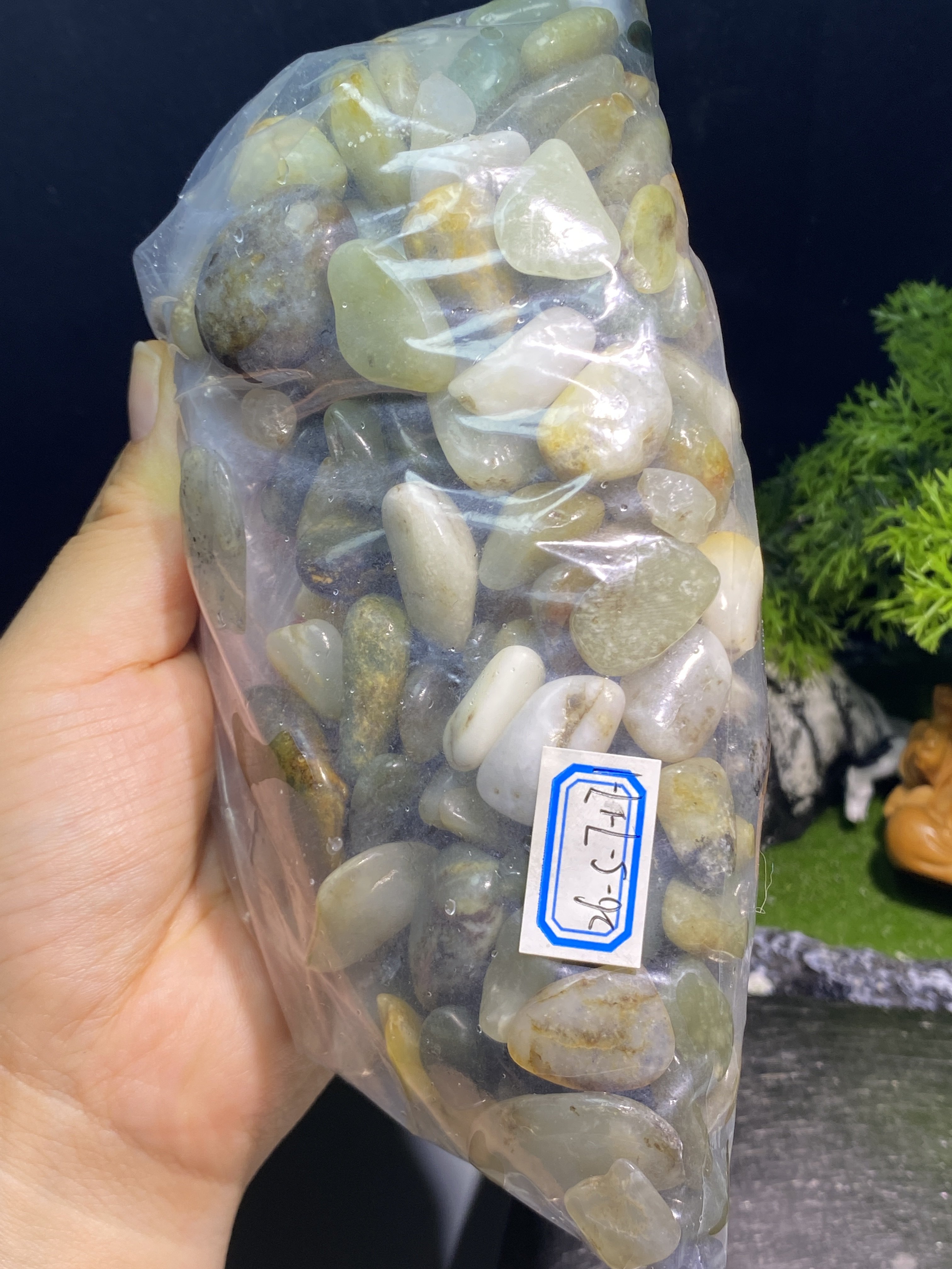 天然玉石碎料和田玉种居多都是天然的可以做鱼缸料或者玉枕都可以