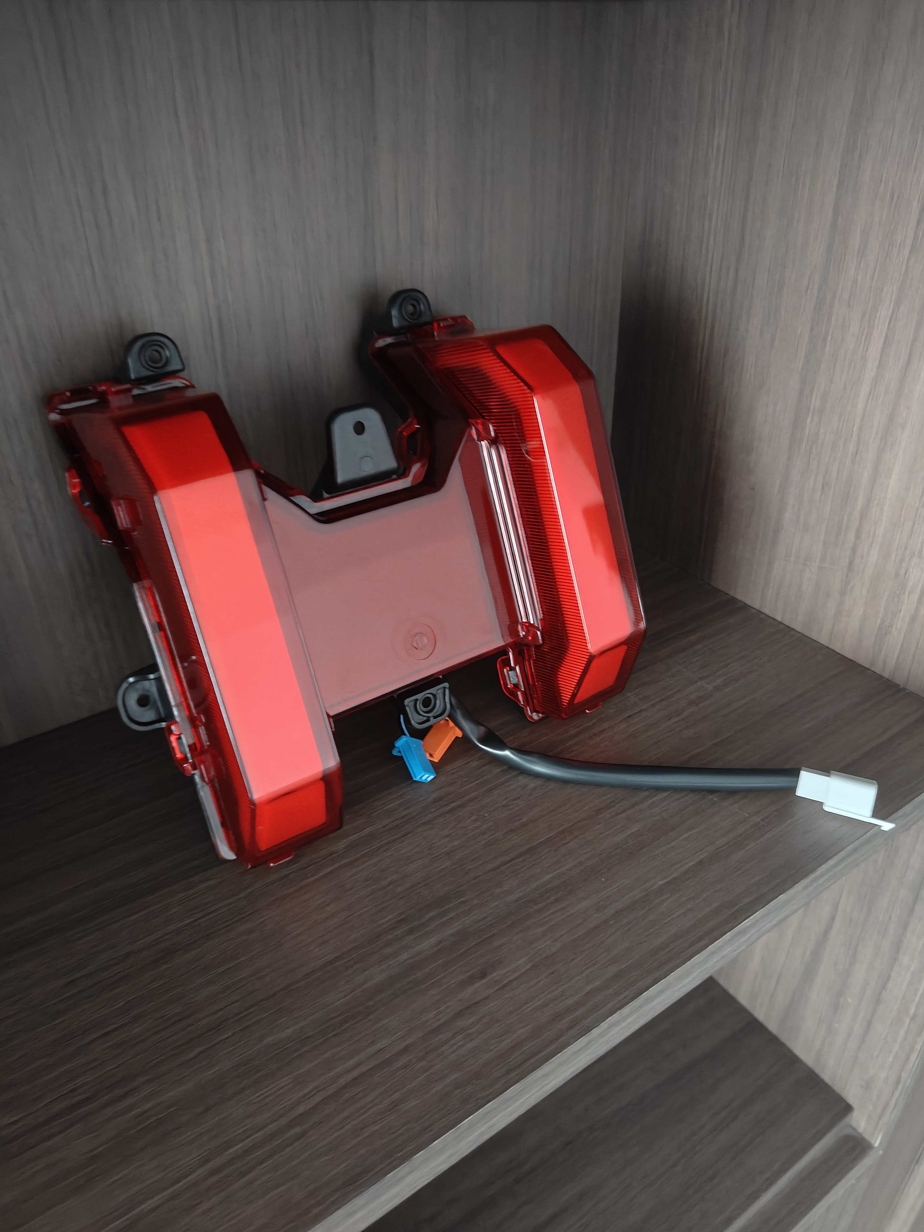 台铃电动车原厂苍穹电摩电自尾灯封神尾灯苍穹酷版爆闪尾灯现货