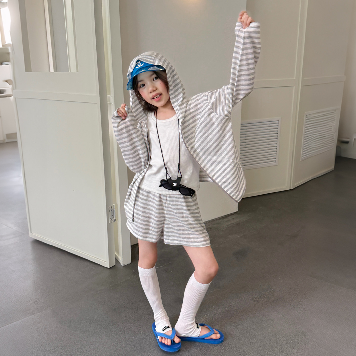 柒号童仓女大童美式慵懒条纹两件套夏装新款儿童轻薄连帽外套短裤
