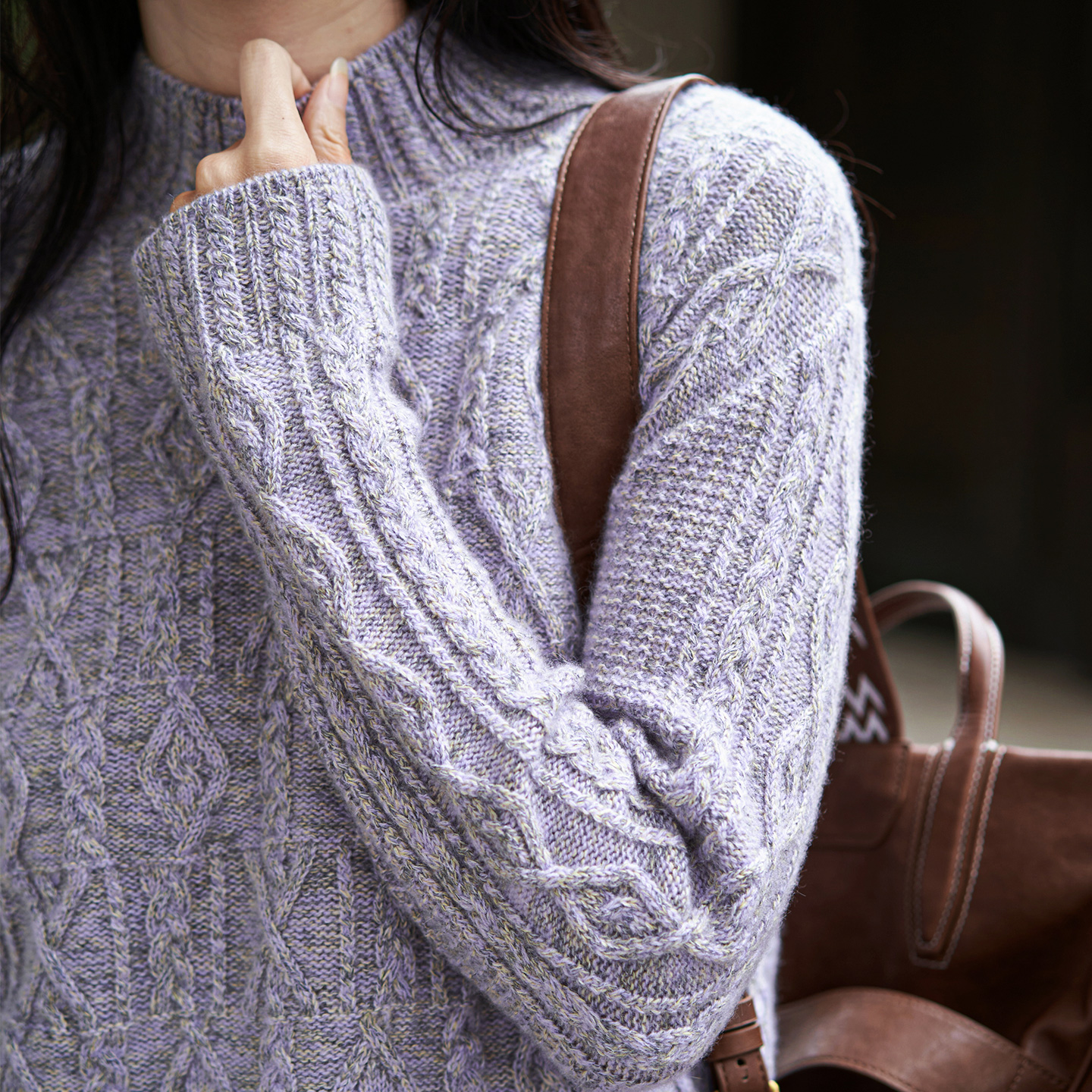 斐雪 色彩暧昧的艺术品 缎染彩纱山羊绒 半高领麻花套头针织毛衣