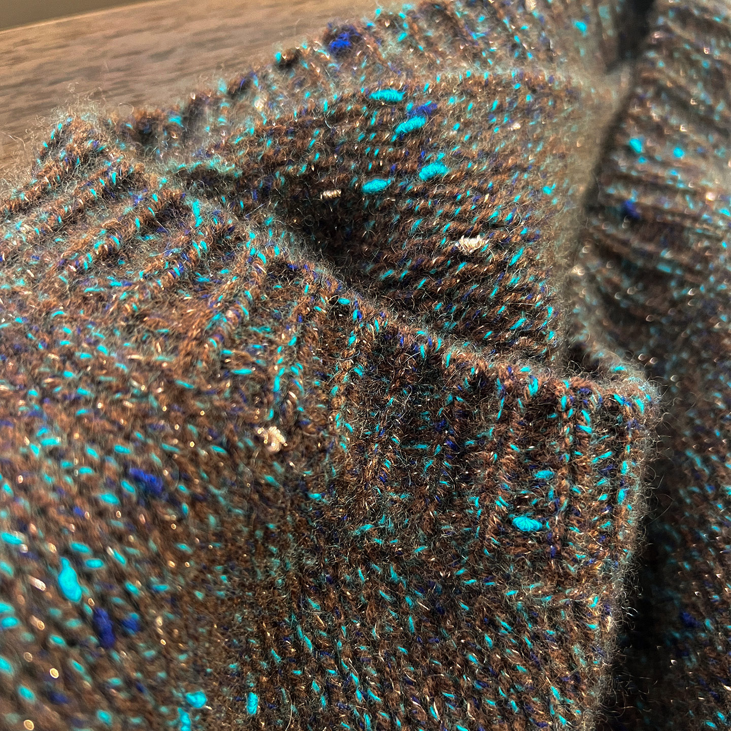 斐雪 色彩暧昧的艺术品 五彩定纺豆豆纱100%山羊绒松弛感圆领毛衣