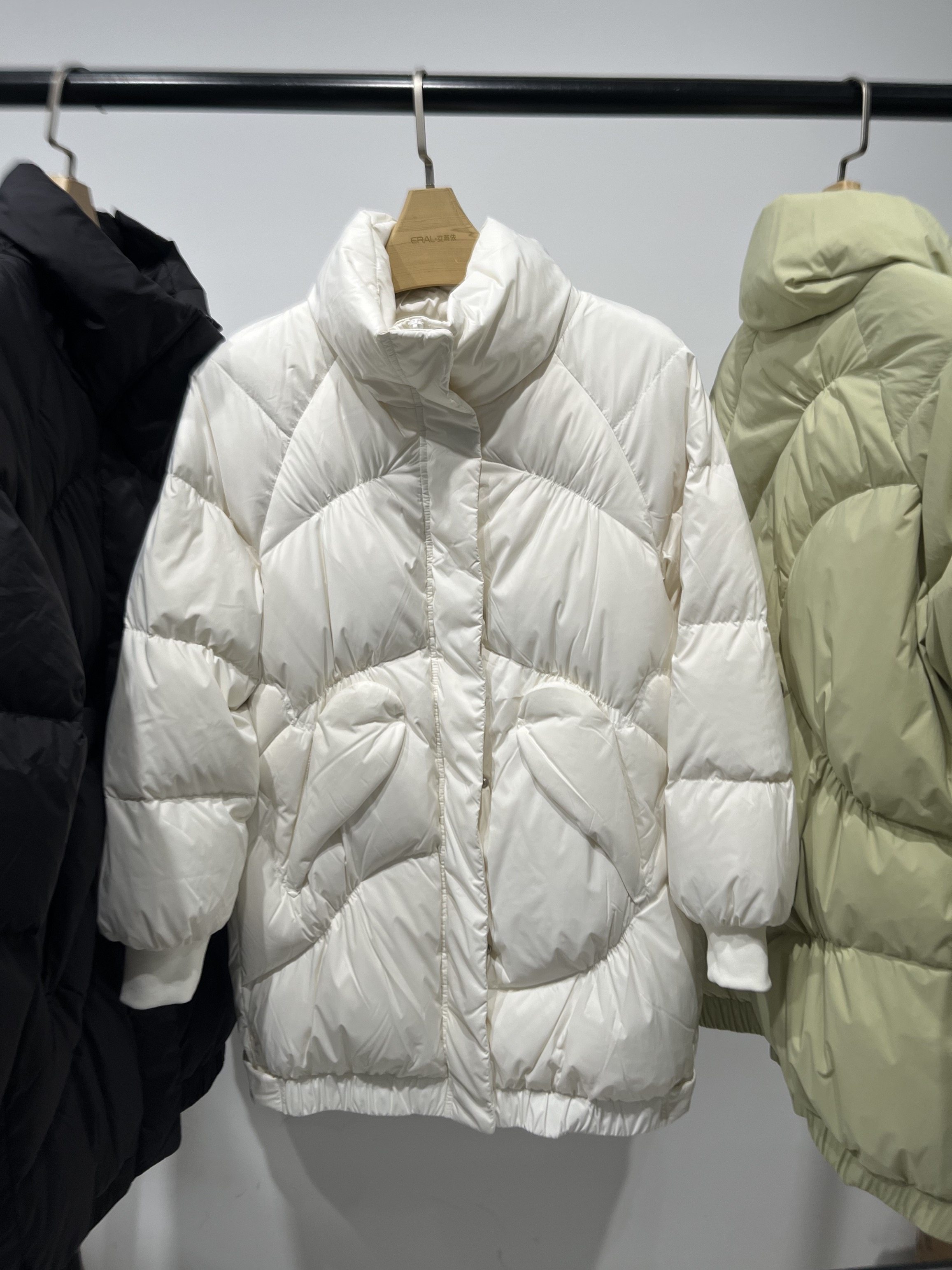 艾莱依2022年冬款抽皱爱心羽绒服国内专柜正品6022401031吊牌136