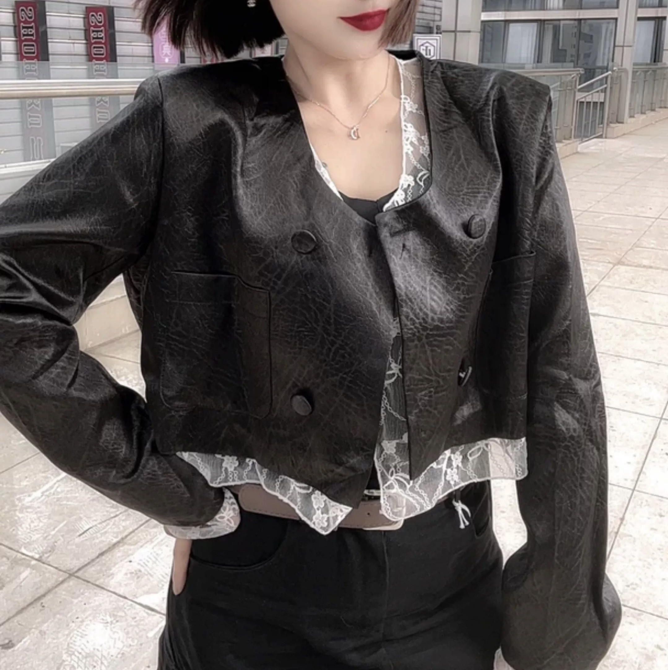 惠美春秋新款韩版V领拼接蕾丝假皮衣