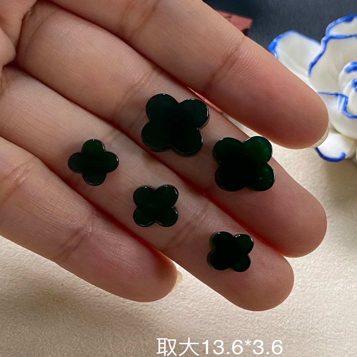 天然A货翡翠墨翠四叶草裸石