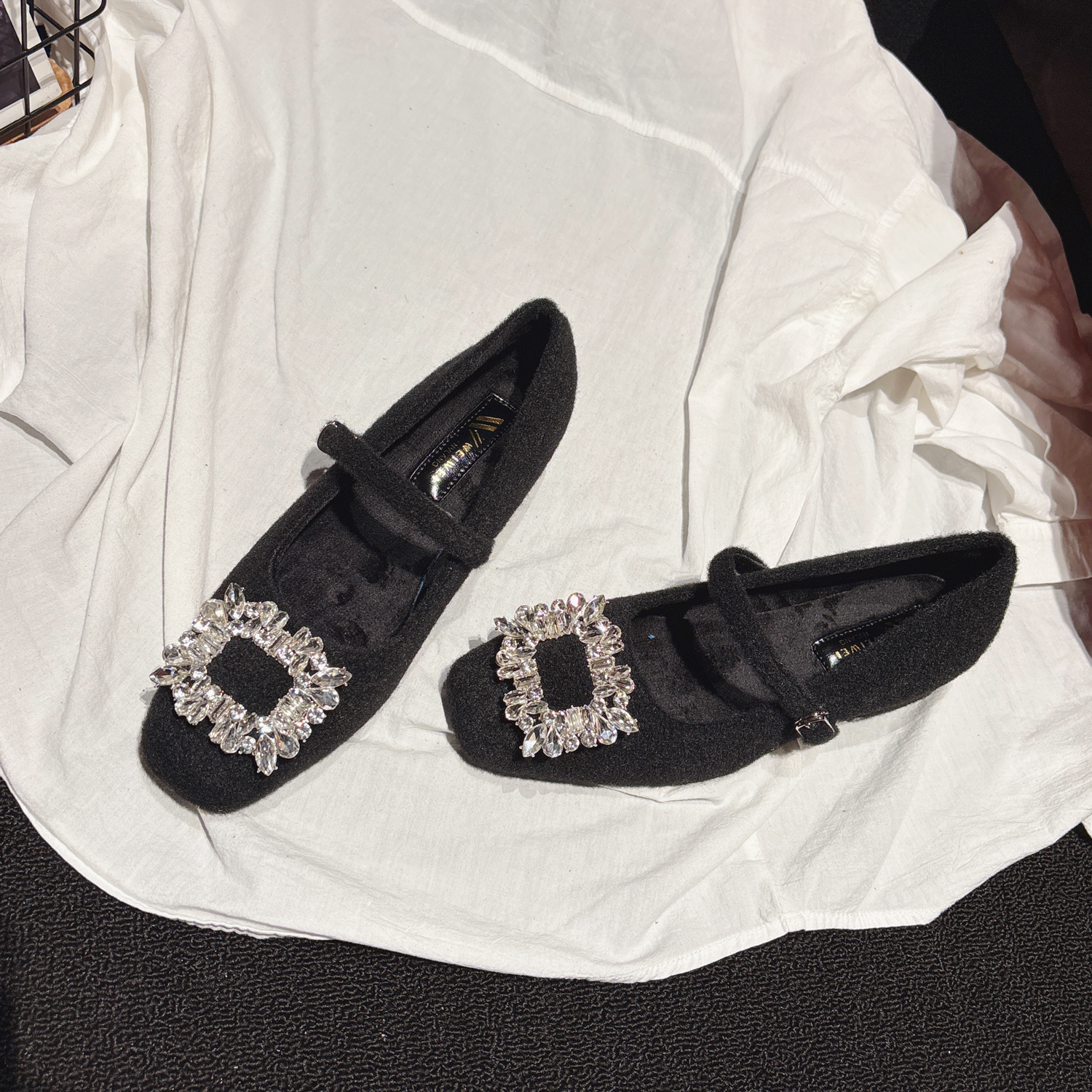 温柔风水钻扣一字带低跟玛丽珍鞋