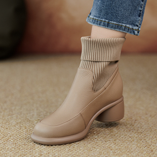 欧洛施~5cm粗跟圆头中高跟鞋羊皮杏色针织弹力靴短靴女秋2025新款