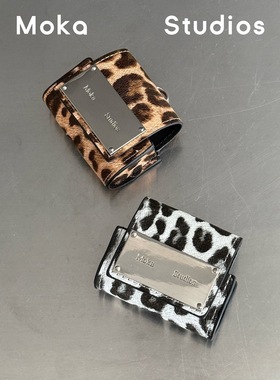 MokaStudios新款经典豹纹黑白皮质小众创意金属可斜挎适用于苹果蓝牙耳机airpodspro234代耳机壳保护套简约