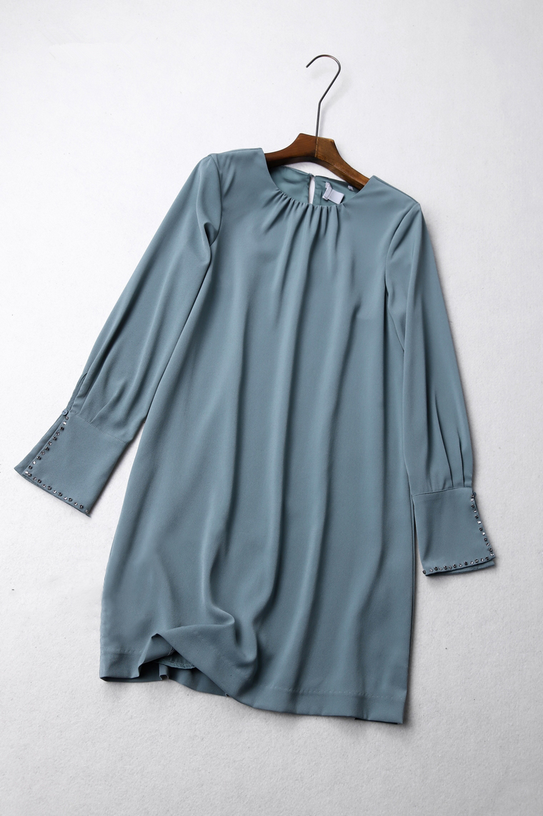 F01 瑞典DAN 优雅女人味 基础款简约圆领 精致钉珠宽松连衣裙