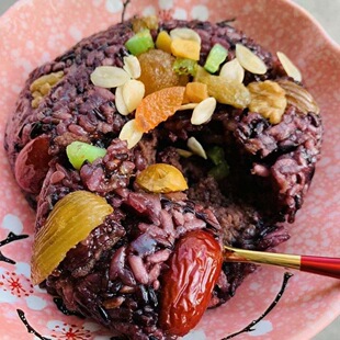 【王家沙血糯八宝饭】上面铺了满满一层干果和蜜枣黑米更加有嚼劲