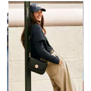 lululemon代购 Leather Alternative Crossbody Bag 女士单肩包