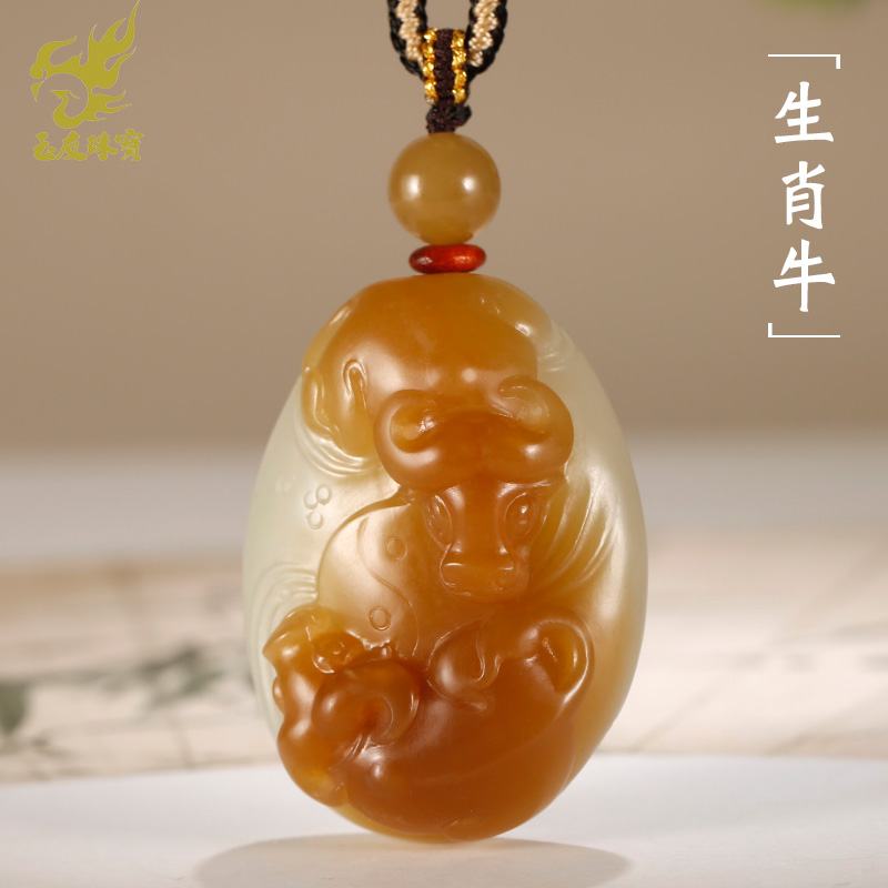 和田玉生肖牛吊坠男款玉坠糖青白