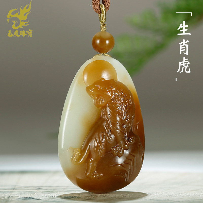 玉友和田玉生肖虎吊坠男款玉坠糖青白玉俏色上山虎玉佩玉石挂件