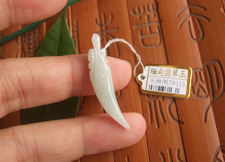 天然A货翡翠玉龙牙小吊坠
