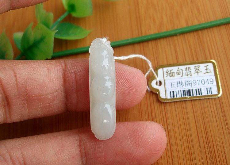 天然a货翡翠四季豆吊坠缅甸玉