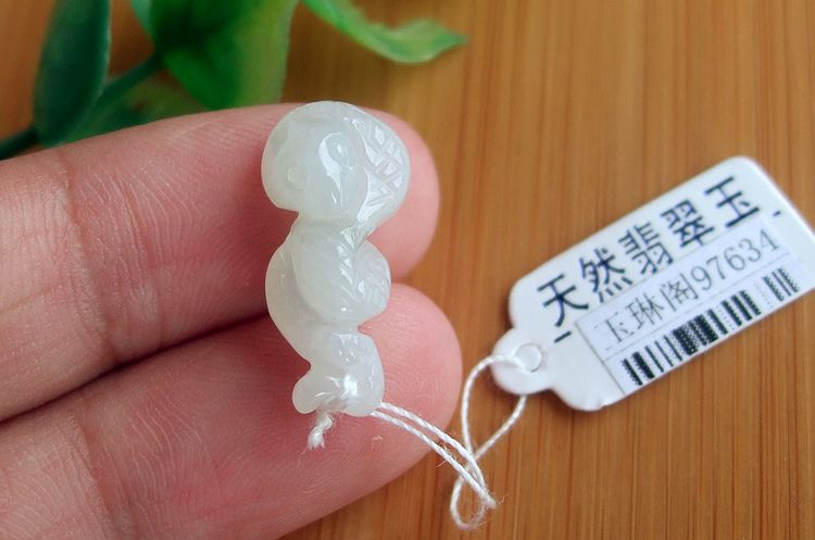 天然a货翡翠生肖蛇缅甸玉