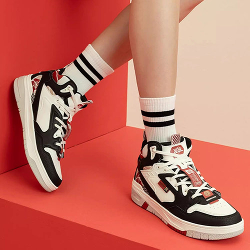 正品特步女鞋 秋冬款经典中帮板鞋潮流时尚运动鞋 厚底增高休闲鞋