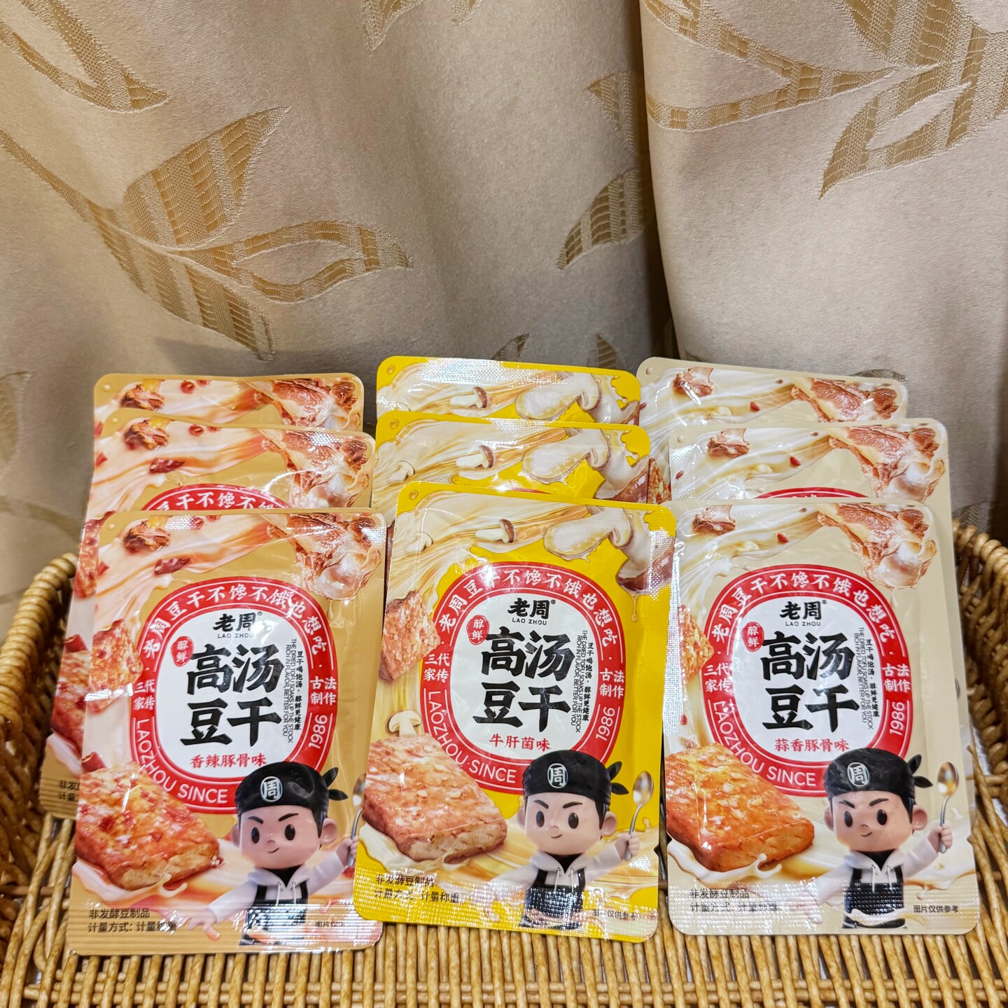 老周高汤豆干牛肝菌蒜香辣豚骨味散称独立小包卤味豆腐干解馋零食