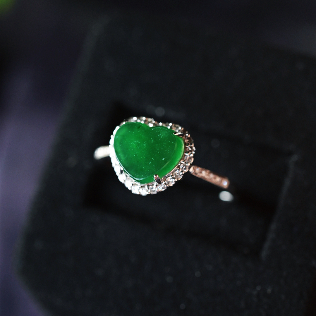 一斤钻戒 天然缅甸A货翡翠戒指 满色辣阳绿 爱心戒指 18k金