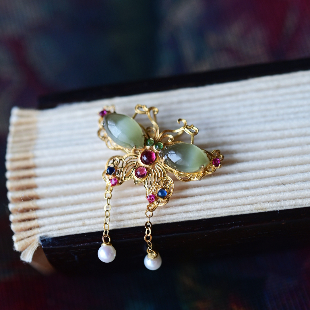 一斤钻戒 天然和田玉金猫眼碧玉吊坠 小蝴蝶 18K金 珍珠 温柔灵动