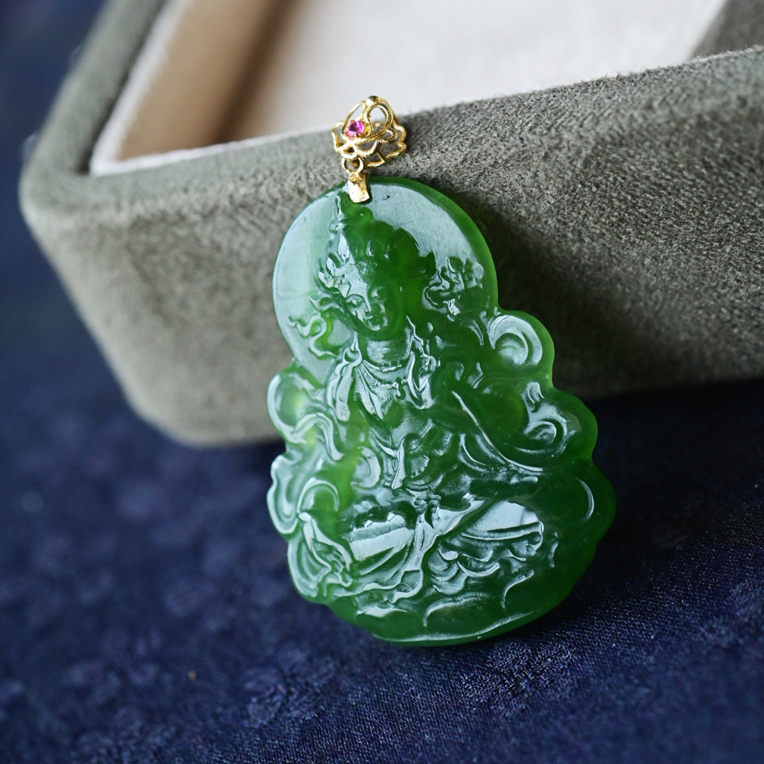 一斤钻戒 天然和田玉碧玉吊坠 一枚精美的度母坠 18k金 无黑点