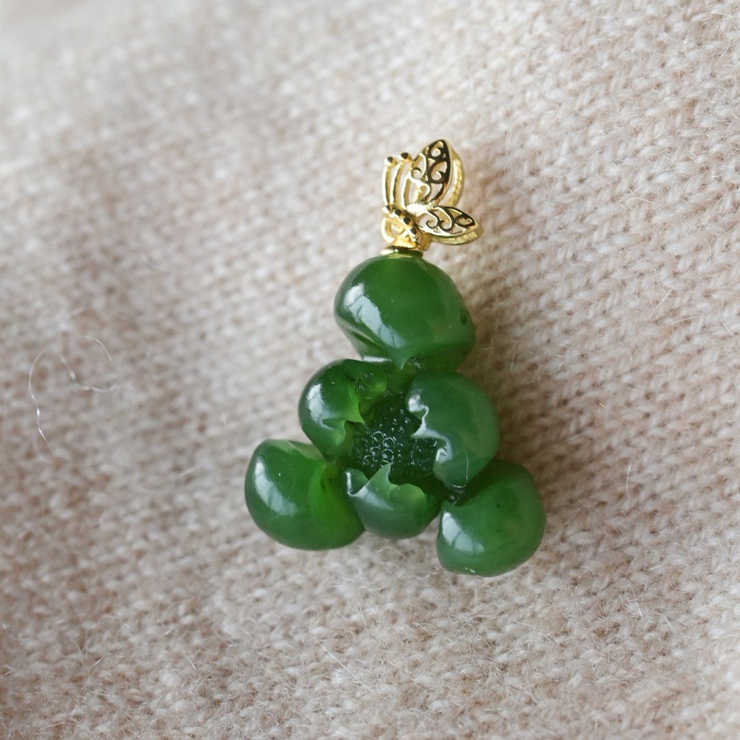 一斤钻戒 天然和田碧玉吊坠 油润润的 纯手工雕刻花花 925银配饰