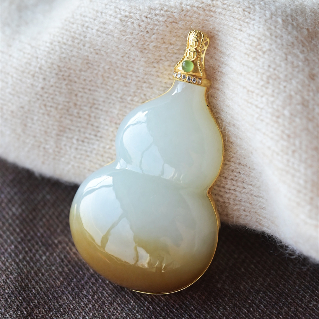 一斤钻戒 天然和田玉糖白玉葫芦吊坠 玉质綿润肥厚 18K金镶嵌扣头