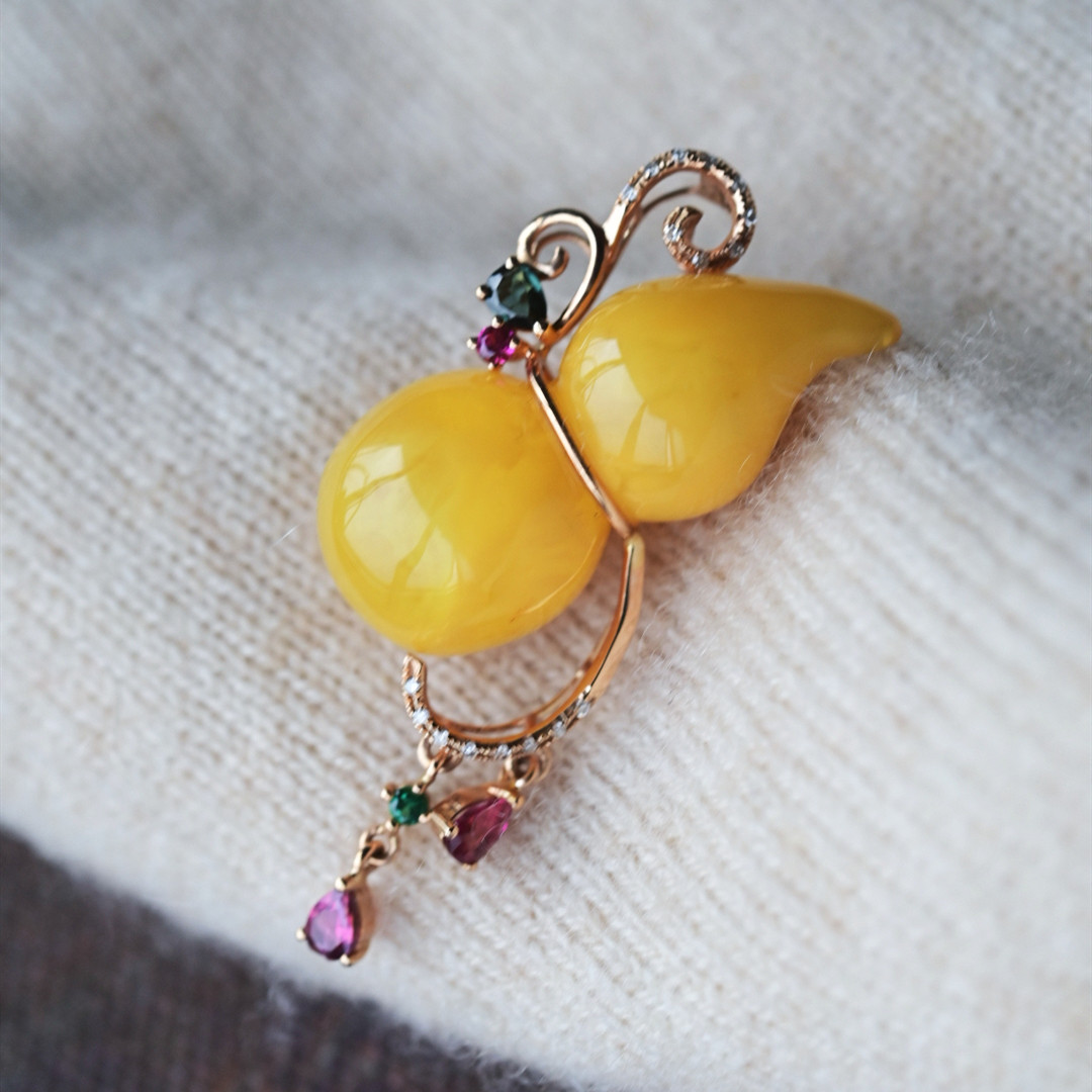 一斤钻戒 天然鸡油黄蜜蜡吊坠 胖乎乎的蜜蜡葫芦 18K金碧玺镶嵌