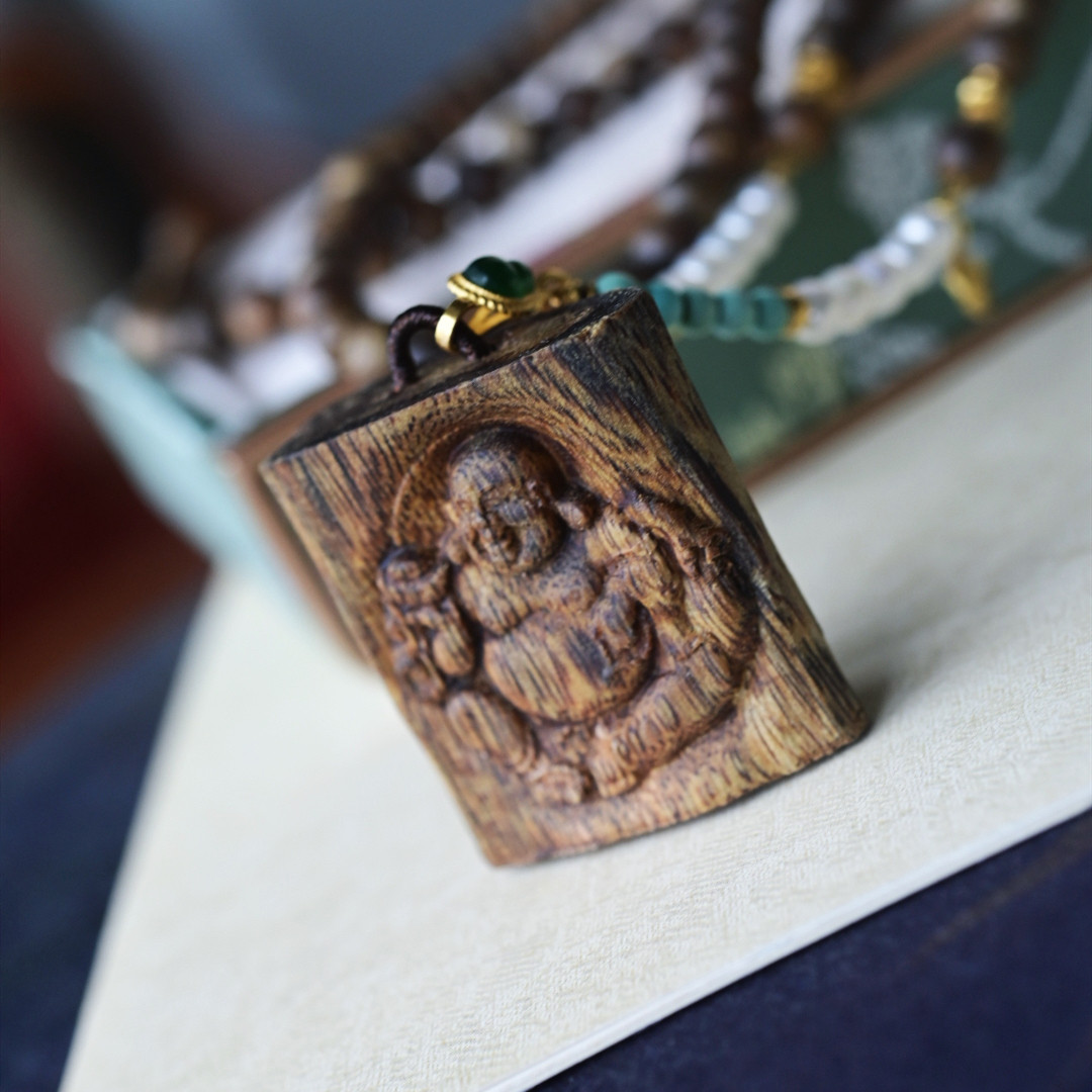 一斤钻戒 天然沉香弥勒吊坠 香味浓郁 18K金绿松石珍珠 上身大气