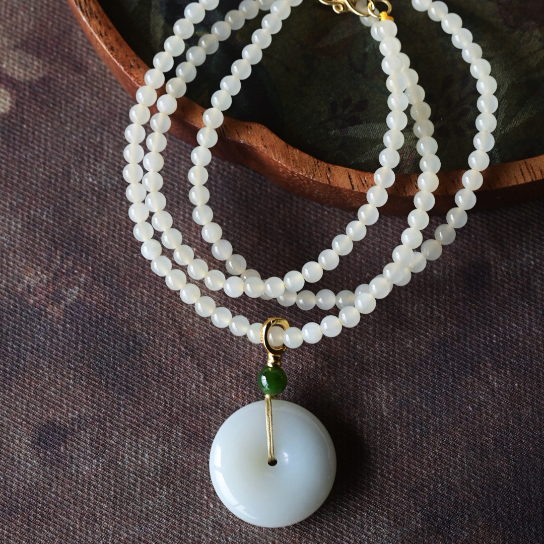 一斤钻戒 天然和田玉平安扣吊坠项链 质地温润细腻 925银碧玉配饰