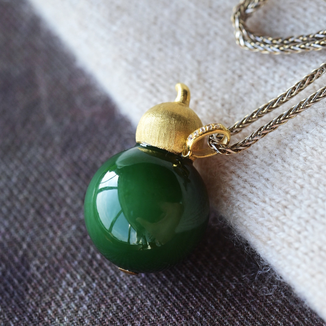 一斤钻戒 天然和田碧玉吊坠 老坑料 单颗转运珠搭配18K金镶嵌设计