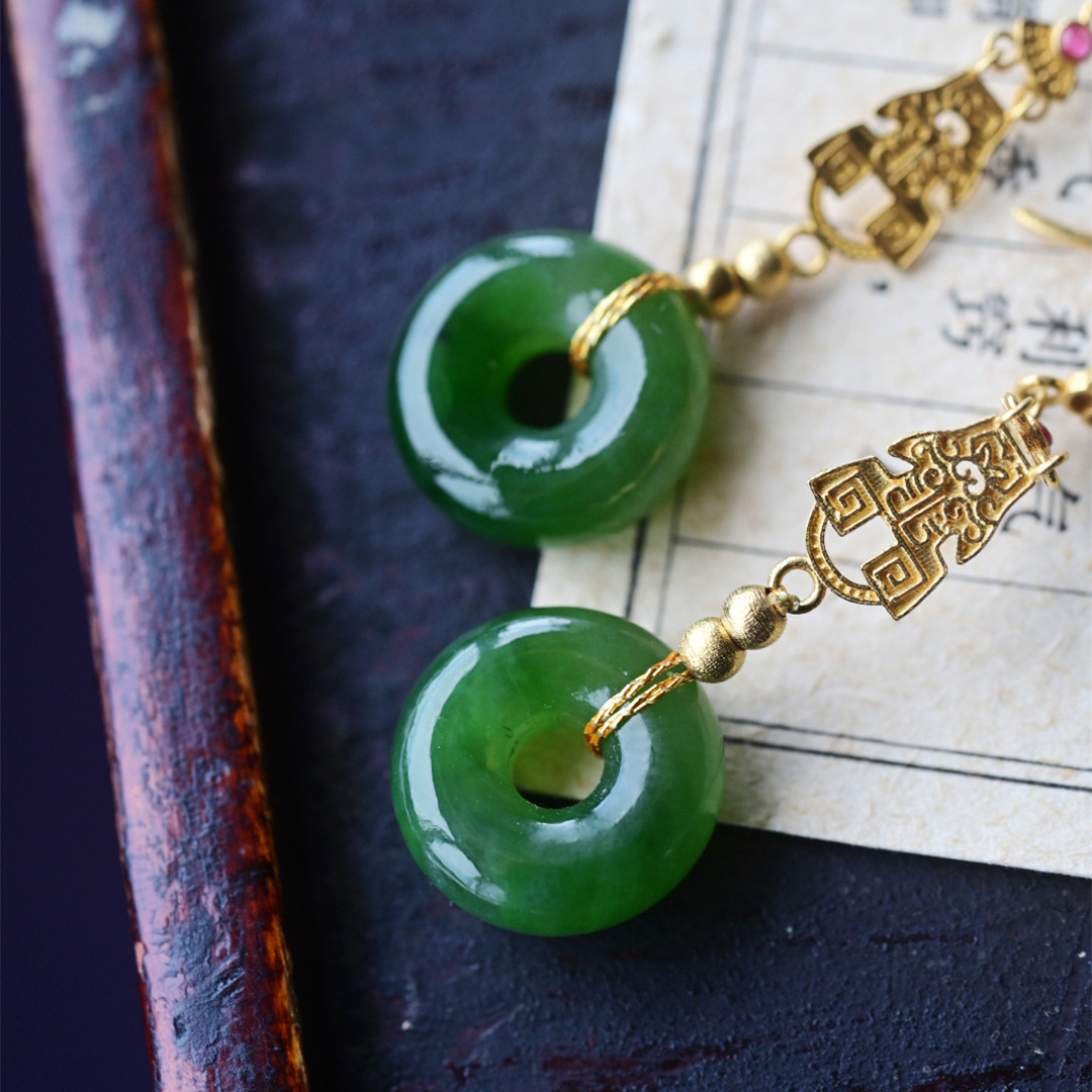 一斤钻戒 天然和田玉碧玉耳环 色泽浓郁鲜亮 18K金镶嵌 日常百搭