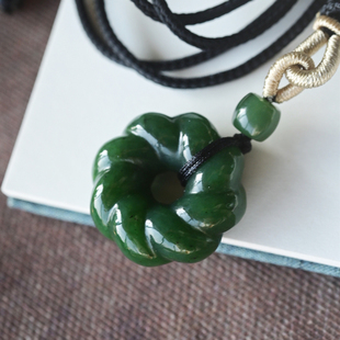 一斤钻戒 天然和田碧玉吊坠 绞丝平安扣 玉质油润细腻 搭配手工绳