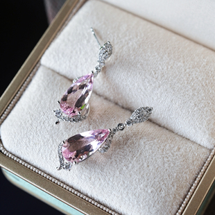 一斤钻戒 天然摩根石耳环 通透的粉紫色调 18K金钻石镶嵌 轻奢感