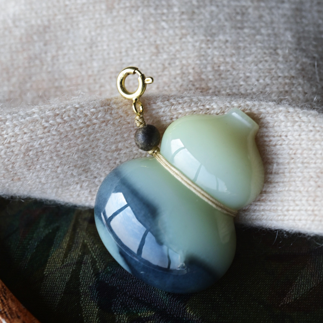 一斤钻戒 天然和田玉青花籽料吊坠 饱满的葫芦坠 925银万能扣设计