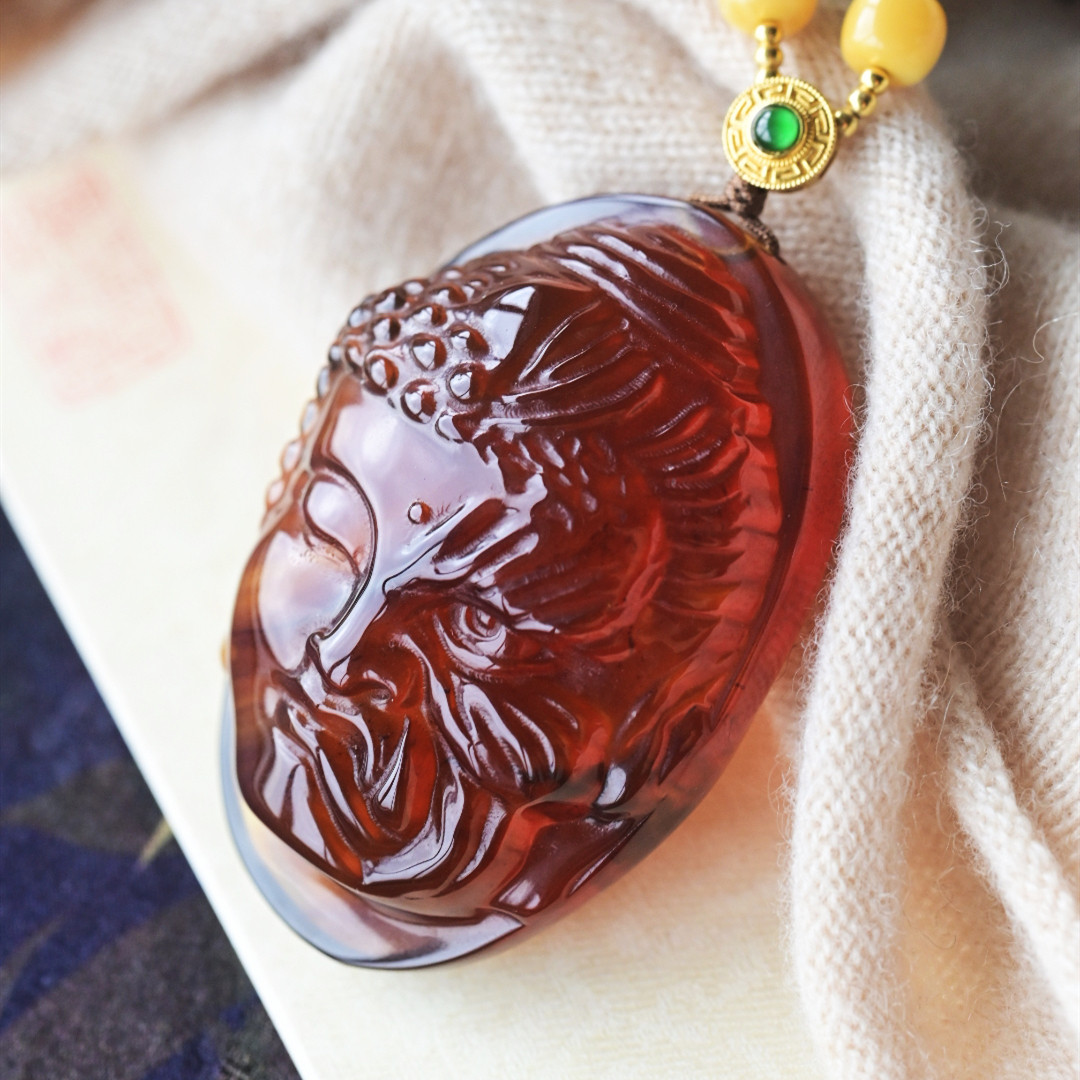 一斤钻戒 天然原矿琥珀吊坠 无优化的棕红料 搭配18K金小叶紫檀