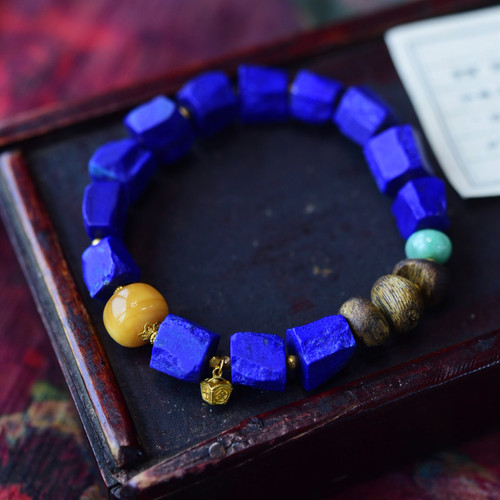 一斤钻戒 天然原矿青金石手链 颜色让人眼前一亮 油润明亮18K金