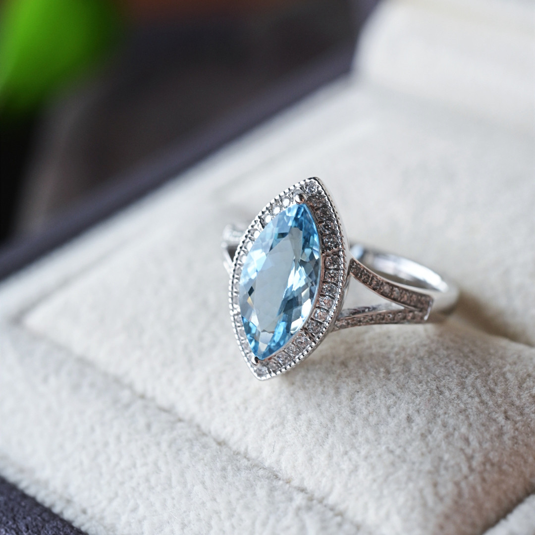 一斤钻戒 天然海蓝宝戒指 清澈的浅蓝色 18K金钻石镶嵌 清新贵气